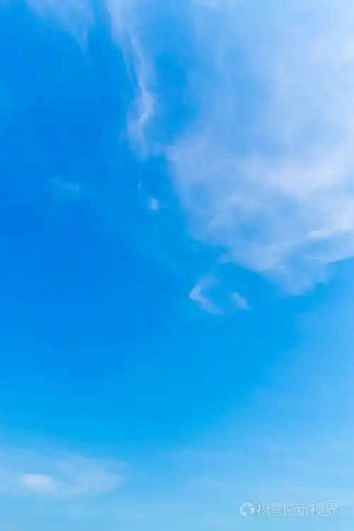 在明亮的天空中大自然的云彩