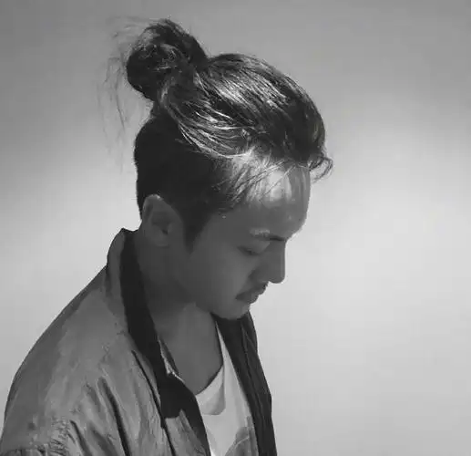 男生半扎丸子头,是一款非常有个性的发型.