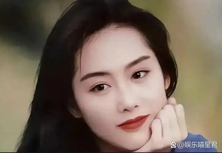 近日有媒体拍到朱茵目前居住在深山的破旧小屋里,开着一辆陈旧的小车