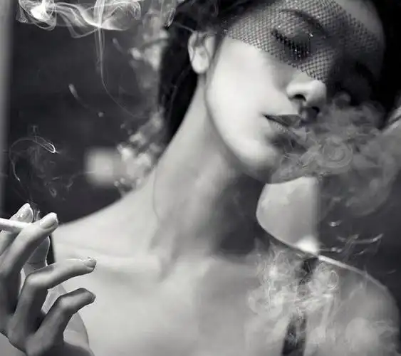 女生抽烟的图片 非主流抽烟图片
