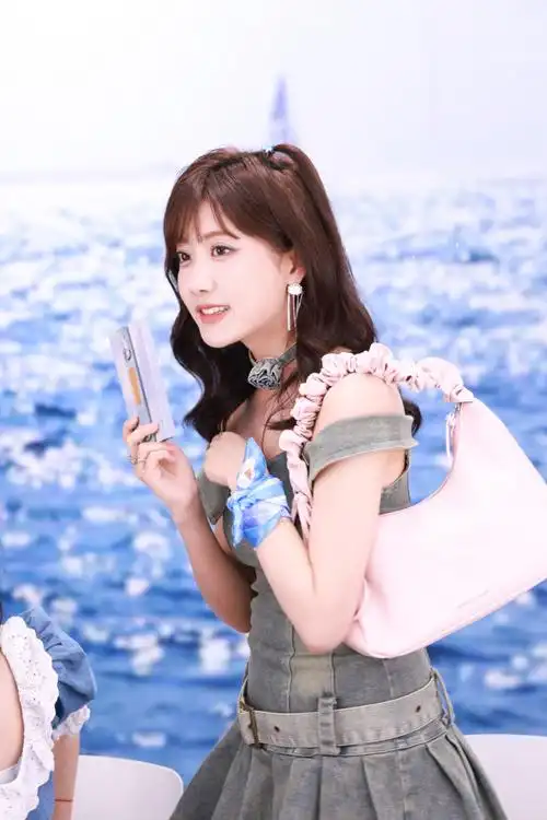 #李艺彤甜酷牛仔妆#