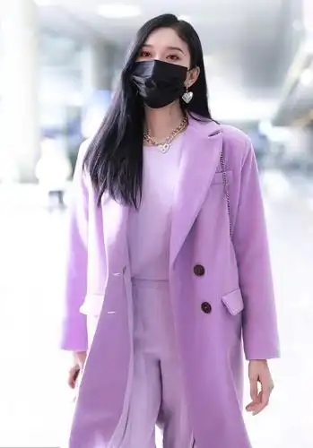 李沁机场太敢穿!紫色长大衣一般人hold不住,明星也不例外