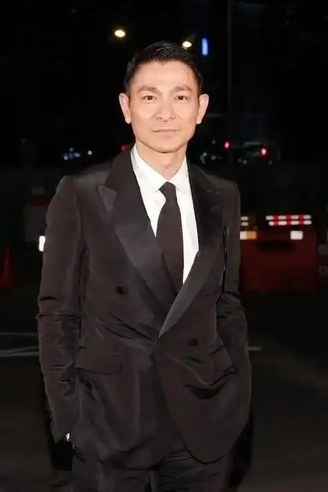 62岁刘德华近照老态龙钟?头发花白啤酒肚显现一脸愁容,网友震撼