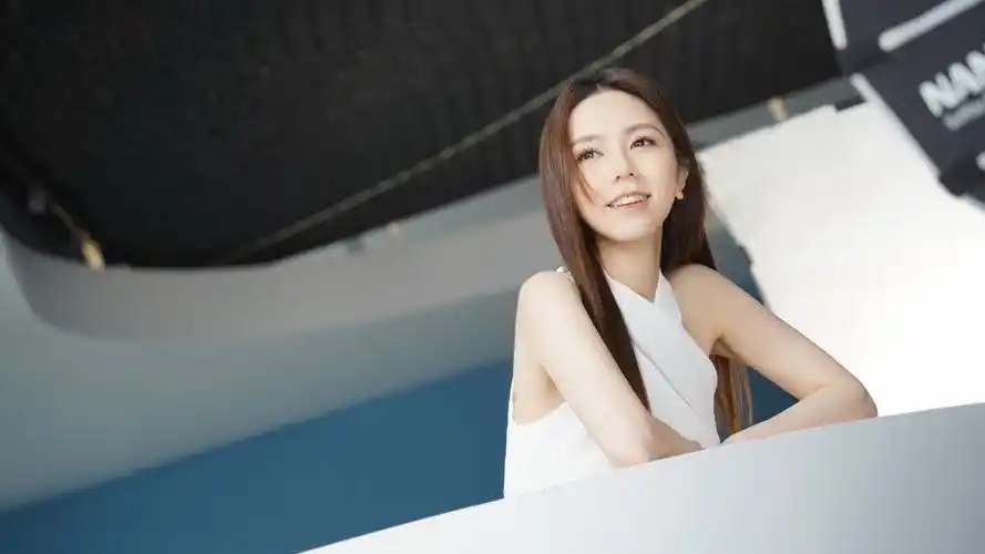 邓紫棋长发白色衣服4k桌面壁纸