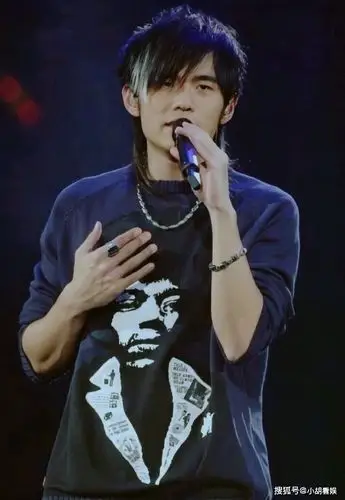 周杰伦晒20年前旧照,年轻的时候才是颜值巅峰