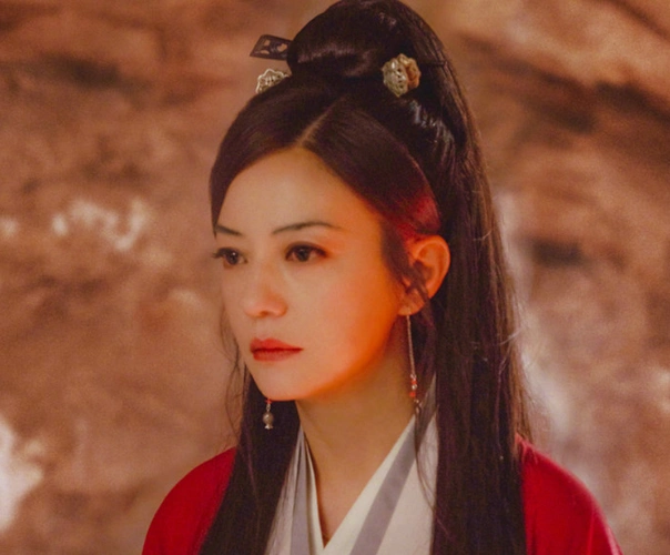 时隔十年赵薇再挑战古装,红衣马尾不减当年风范,媲美"紫霞仙子"