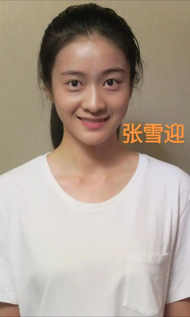 张雪迎灰色抹胸白短袖造型,纯素颜真的好美#张雪迎 #清纯甜美 - 抖音