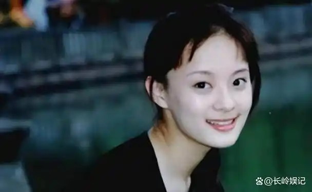 01 陈建斌陈建斌在1990年以优异的成绩考入中央戏剧学院,与李亚鹏