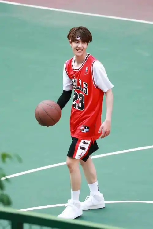 来看看是不是你暗恋的校草出来打篮球了,好像叫季向空@uniq-王一博