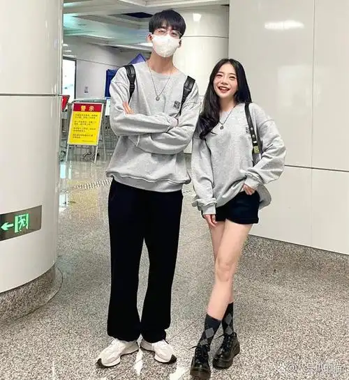 高颜值情侣穿搭,158女友和178男友甜蜜同框,越看越般配