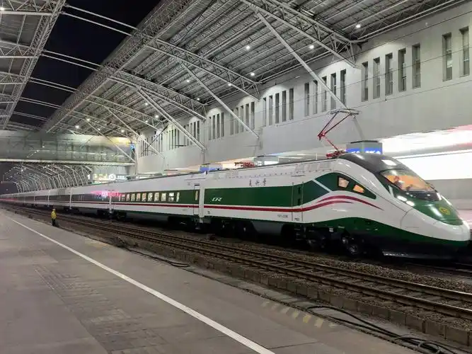 【铁路】西沪之间的崭新面孔:西局新ad桶cr200j1上线担当d92次(原z92)