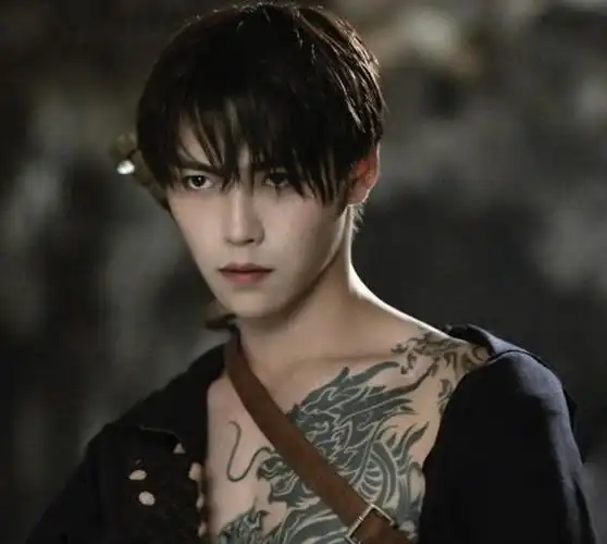 张日山身上纹有麒麟文身,因为他是张家人,而张起灵的身上也有麒麟文身