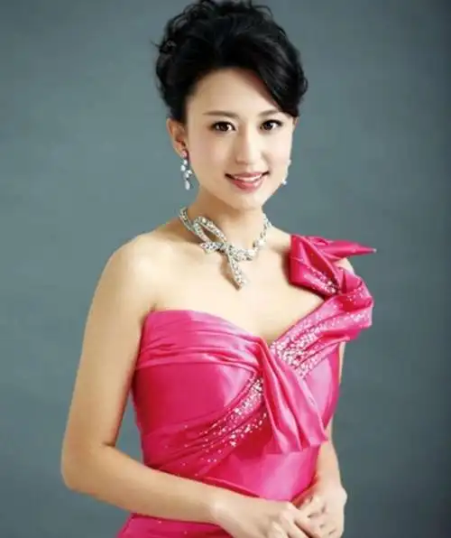 央视主持人张蕾图片(央视主持张蕾晒近照,42岁状态超好如少女,气质