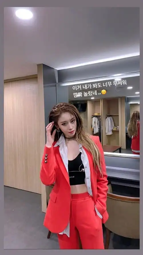 朴智妍性感湿发烟熏ins自拍图