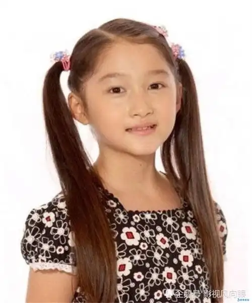 关晓彤肤色变化大,童年时灰头土脸,长大后白到发光优质