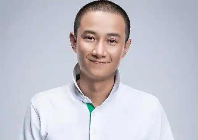 文章打扮似素人明星光环褪去只剩平凡手中包包价值上万元