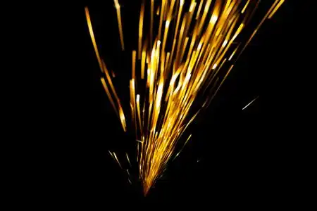 工厂切割钢材时的火花照片