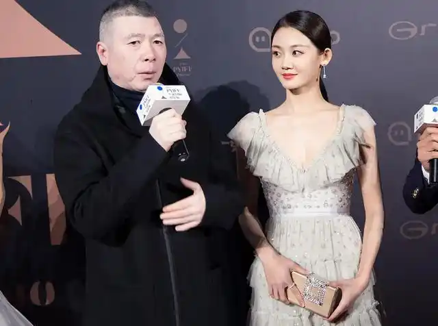 苗苗和老公郑恺领证两年,生下一儿一女,凑成一个好字也让大家非常的