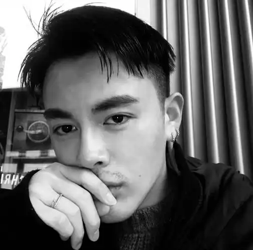 灰白头像气质大叔