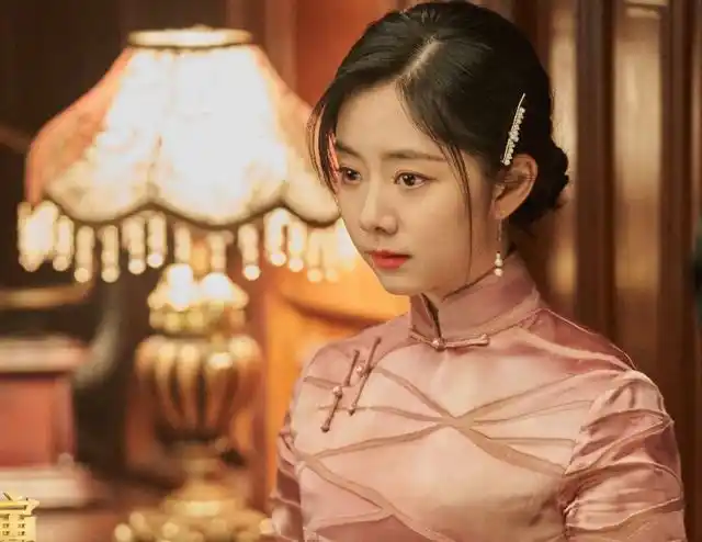 本以为谭松韵娃娃脸不适合穿旗袍,当她民国剧照曝出,是我天真!