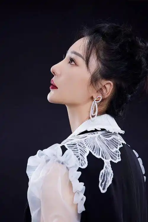 柳岩素雅黑白纱裙优雅知性 眼波灵动秀精致下颚线妥妥女神范