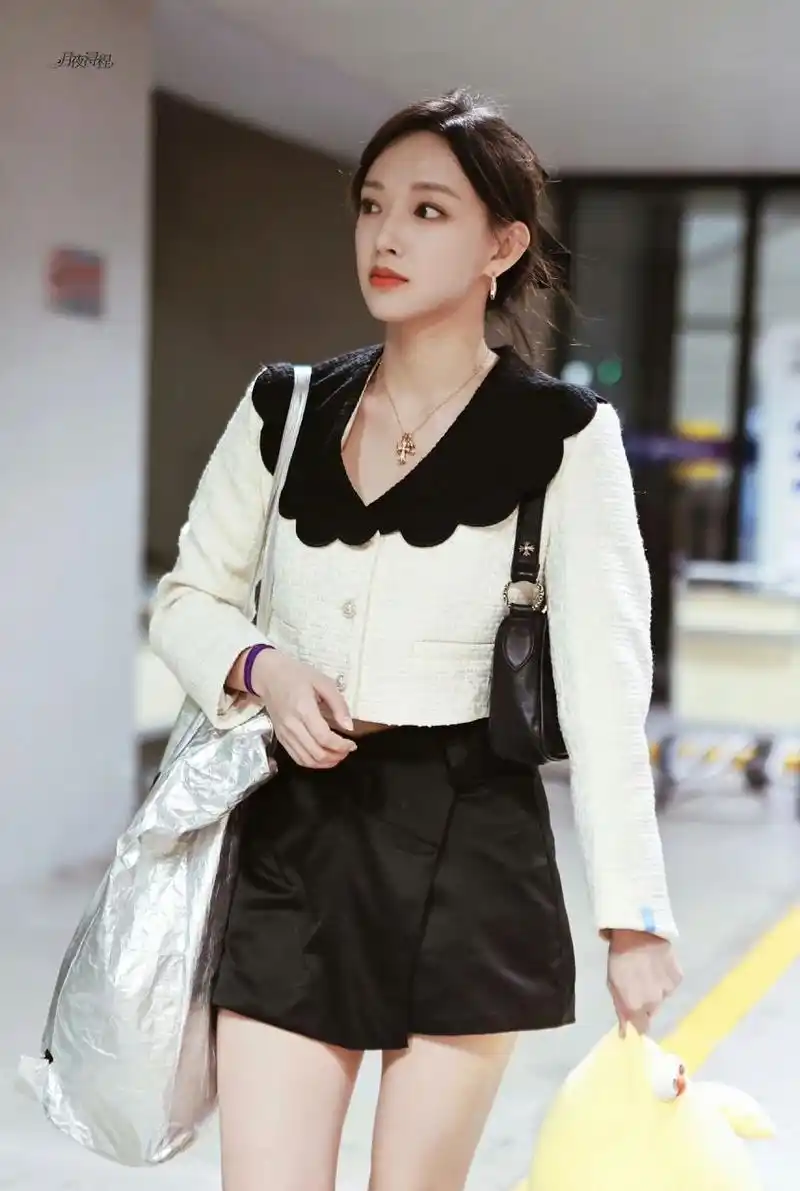 优雅的千金大小姐程潇近日机场私服穿搭, 怼脸拍也超好看, 私服穿搭