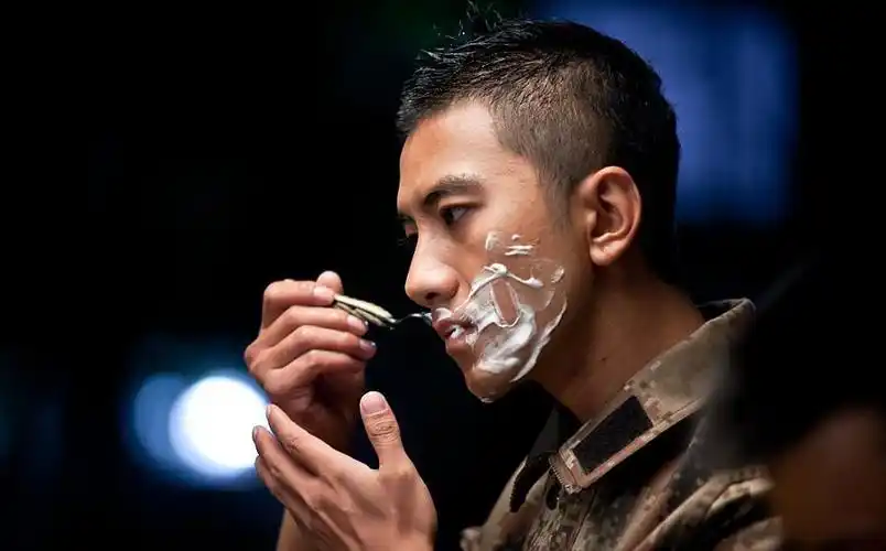 而作为演员,非科班出身的他参演了《雪域雄鹰》《军师联盟》《虎啸