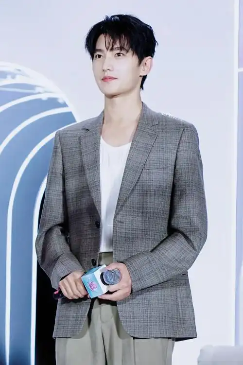 杨洋喜临门品牌代言人##杨洋活动现场躺床上了