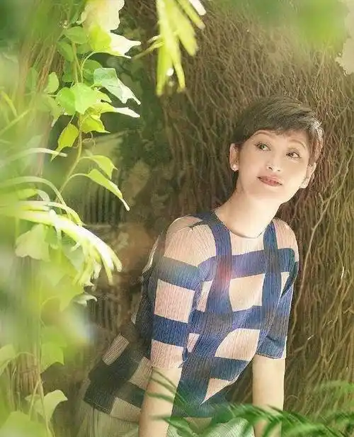 54岁徐帆近照美得不敢认身穿针织衫优雅干练新发型太抢镜