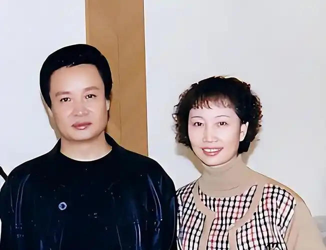 回顾阎维文25岁娶初恋陪伴妻子抗癌35年他才是深情男人