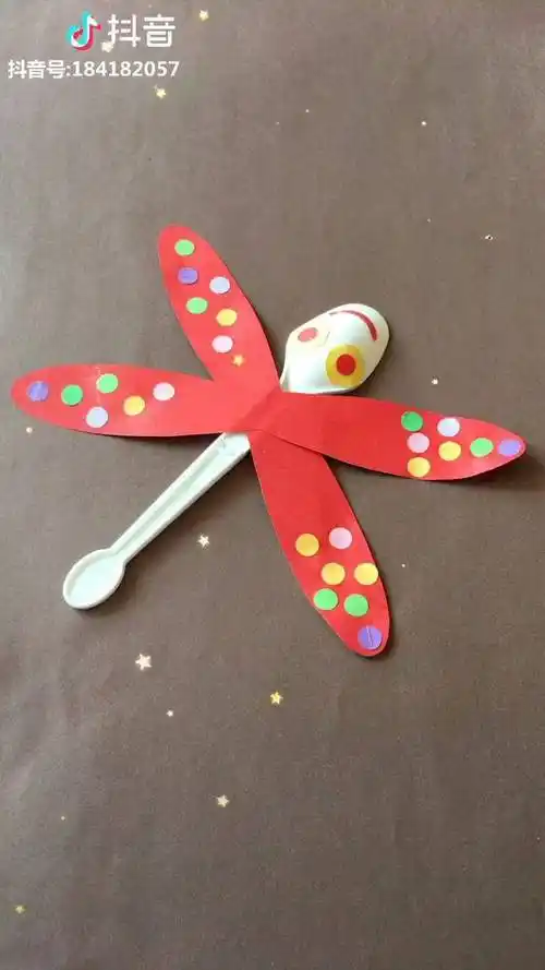 幼儿园手工作业酸奶勺子做的蜻蜓手工diy