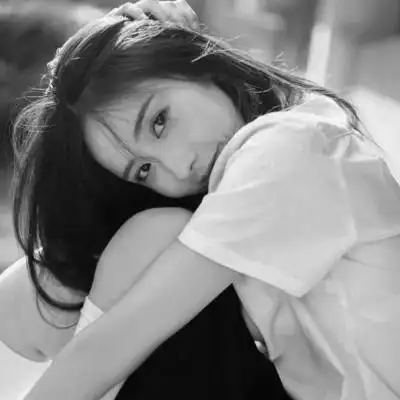 黑白清新头像唯美女生真人图片