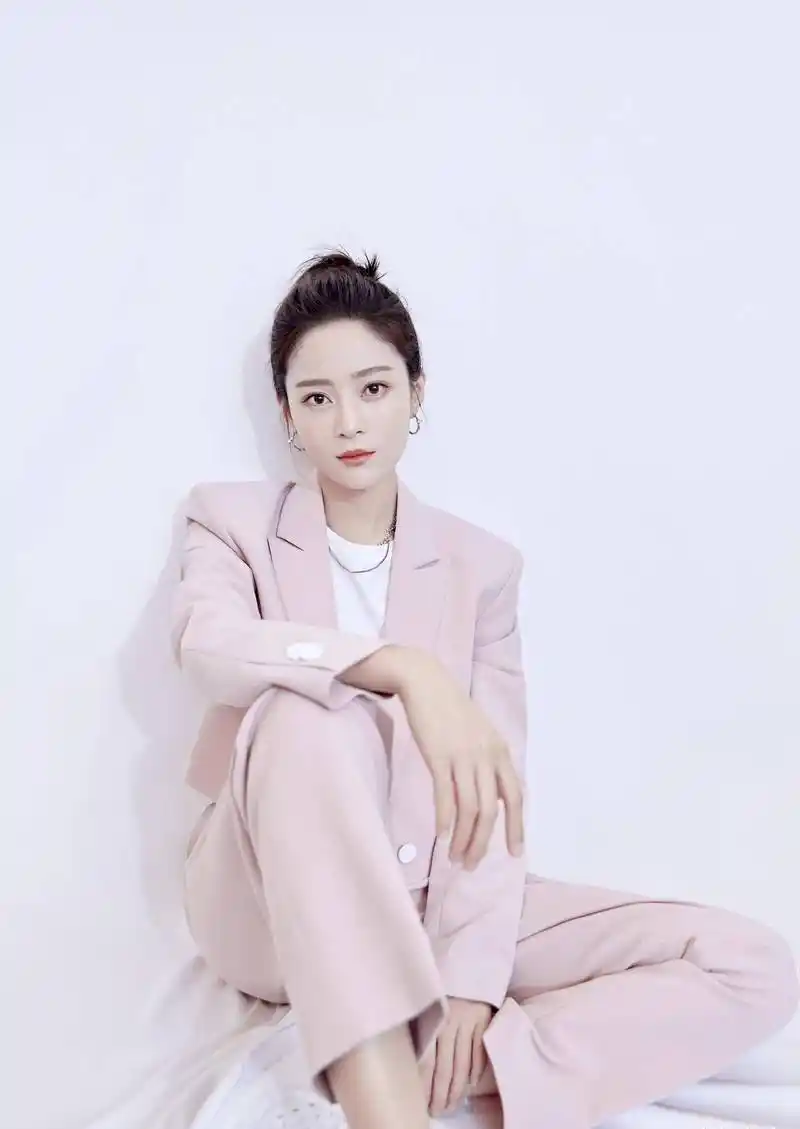 王媛可把这种裤子穿的非常漂亮,只不过她搭配的是一件白色t恤和