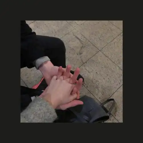 情侣牵手背景图