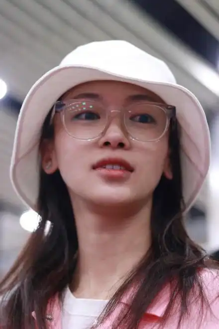 吴谨言素颜现身机场,粉色look少女感满分