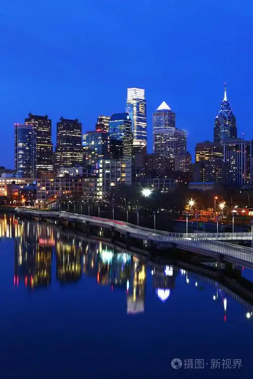 费城城市天际线的垂直夜景