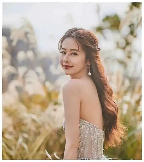 性感成熟的35岁女神颖儿,散发饱满韵味!