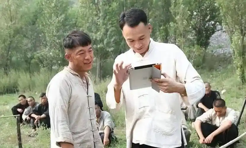 49岁高虎加入某团送外卖,发福明显不敢认了,与网友合影强颜欢笑_生活