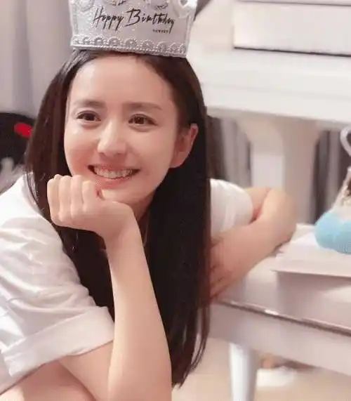 佟丽娅穿12cm驴蹄鞋录节目,皮肤细腻惹人羡,瘦得一点小肚子都没有