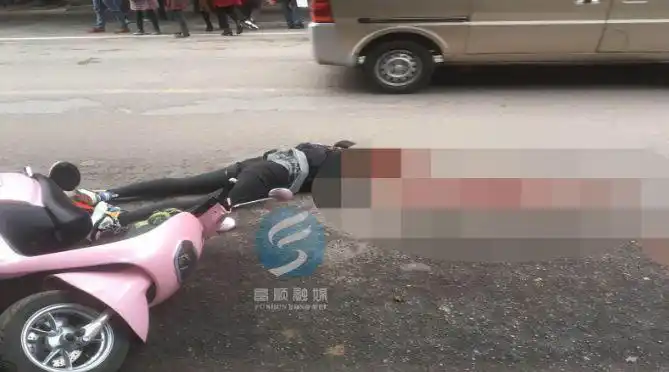 突发自贡富达路红发生惨烈车祸一女子不幸身亡