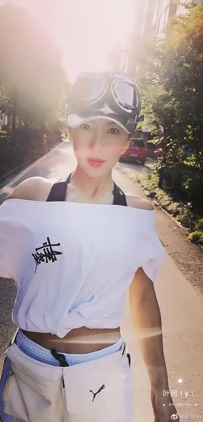 两年前和儿子牵手被误为情侣的50岁大妈,现依旧很美_刘叶琳