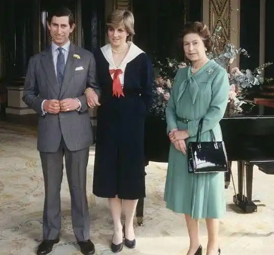 40年前,戴安娜穿着水手服青涩可爱,准儿媳见女王婆婆乖巧又懂事