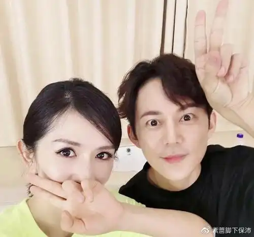 何炅的老婆被曝光大他三岁还显老陪伴何炅20年却不值得被公开