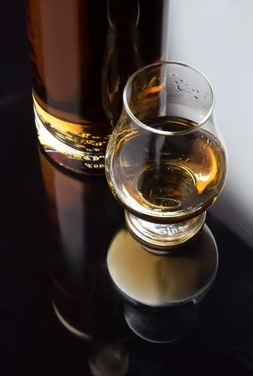 黑暗中桌子上摆着一杯威士忌