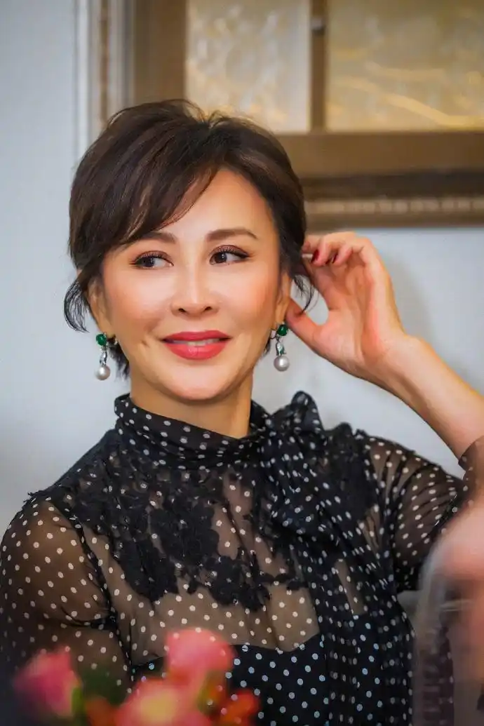 54岁刘嘉玲气质绝佳,穿黑色波点连衣裙尽显风雅,不愧是不老女神