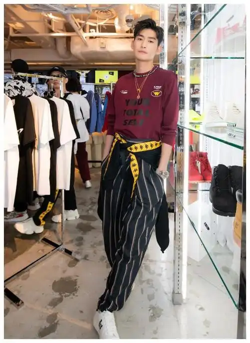 中国演员兼歌手张寒.