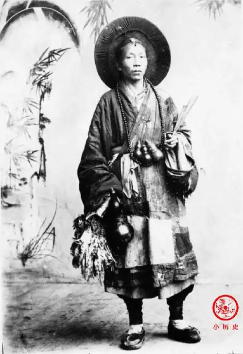 卖药,卖符咒的道士.