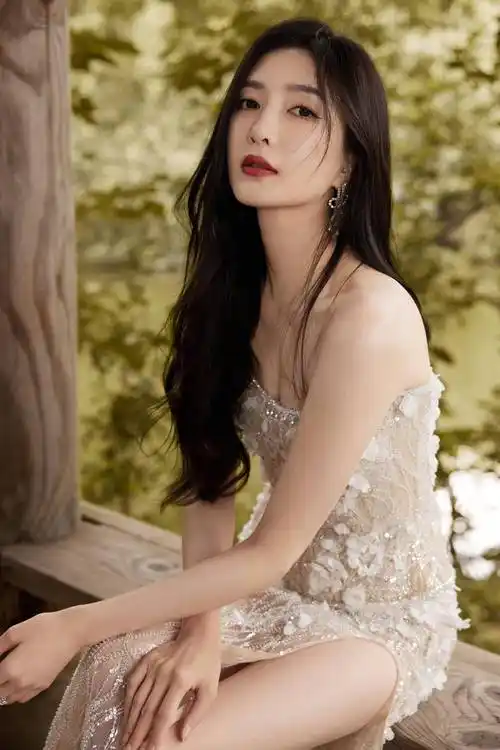 江疏影户外写真大片,一袭筒状蕾丝图案仙女裙,温柔高贵,娇媚迷人_时尚