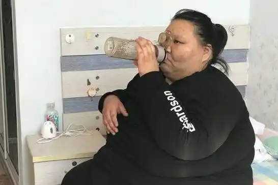 姑娘体重400斤,胖到只能睡地板,健身减肥1年后"形象大变"_工作_心态