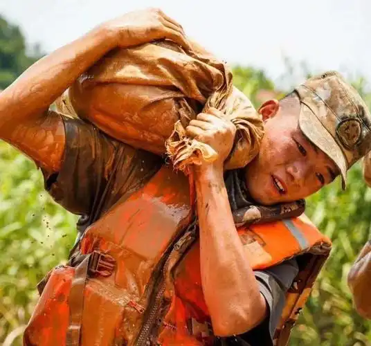 15张抗洪图致敬中国军人